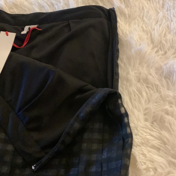 NWT Elle Black Pleated Checkered Knee-Length Skirt.  Size 4. - Picture 5 of 6